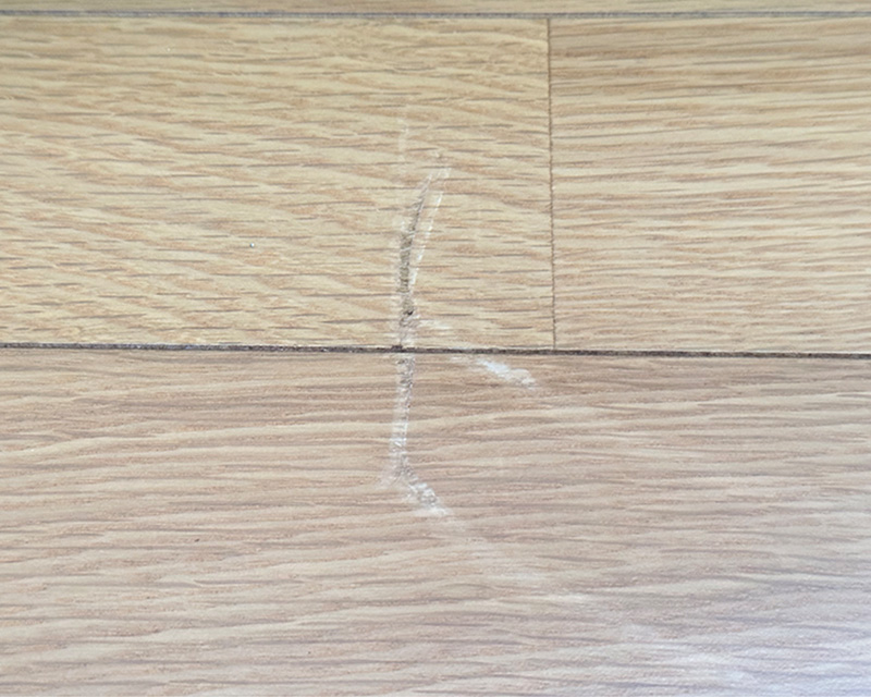 フローリング えぐれ傷1