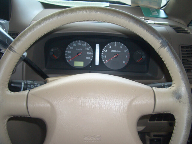 日産 セレナのステアリングこすれ傷補修