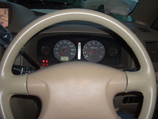 日産 セレナのステアリングこすれ傷補修