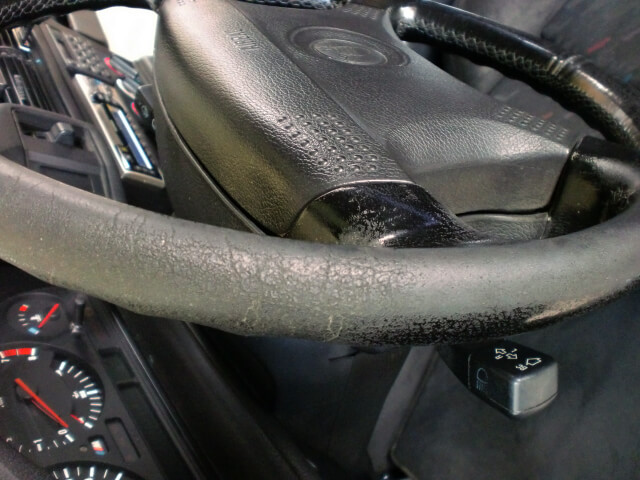 BMW M5のステアリングの施工