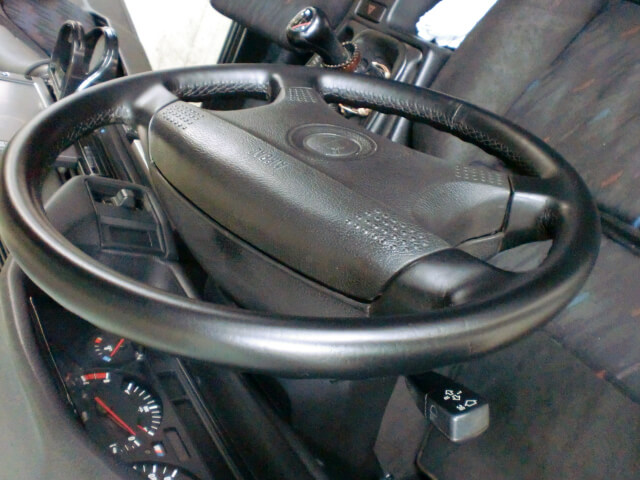 BMW M5のステアリングの施工