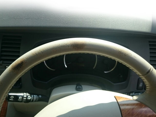 国産車のステアリングの塗装剥れ修理