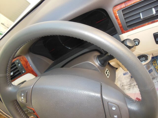 トヨタ クラウンのステアリングの擦れ傷補修