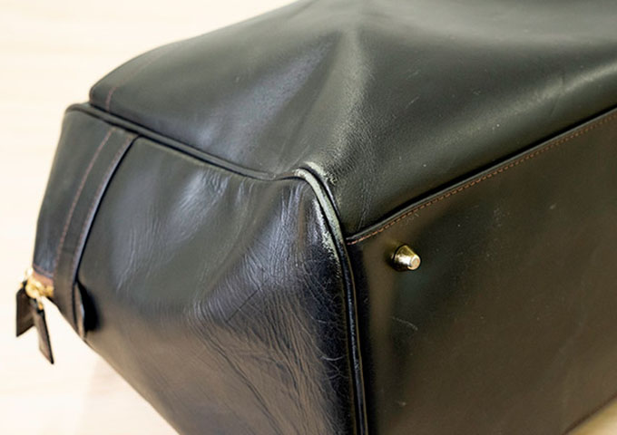 黒レザーバッグの角の擦り傷補修