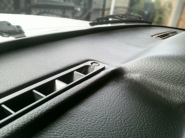 ボルボ 240のダッシュボード割れ施工事例