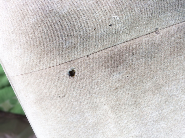 日産 シーマのファブリック（布）シート修復（タバコ穴）