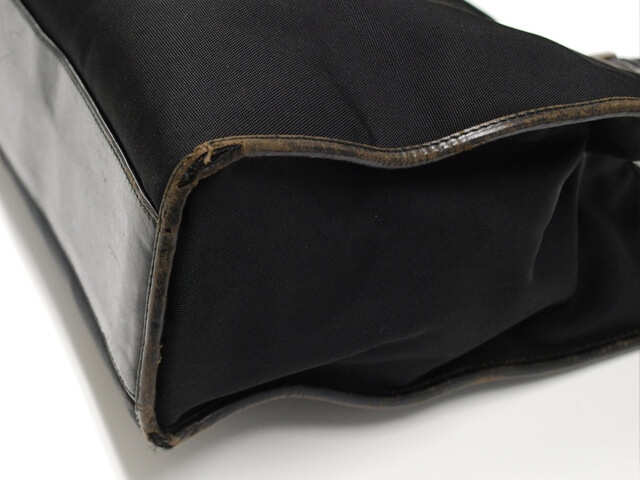 黒バッグ　革素材の縫い目のリペア