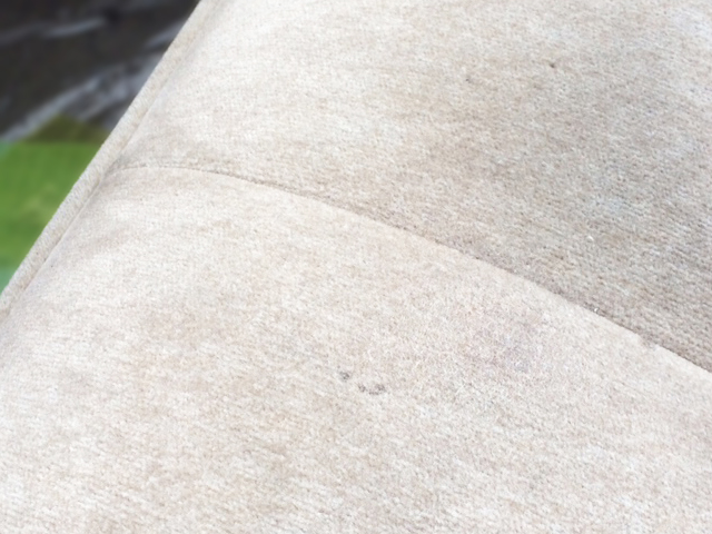 日産 シーマのファブリック（布）シート修復（タバコ穴）