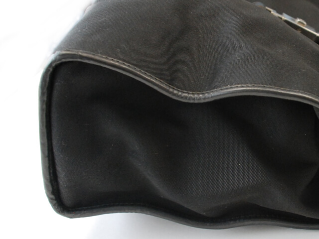 黒バッグ　革素材の縫い目のリペア