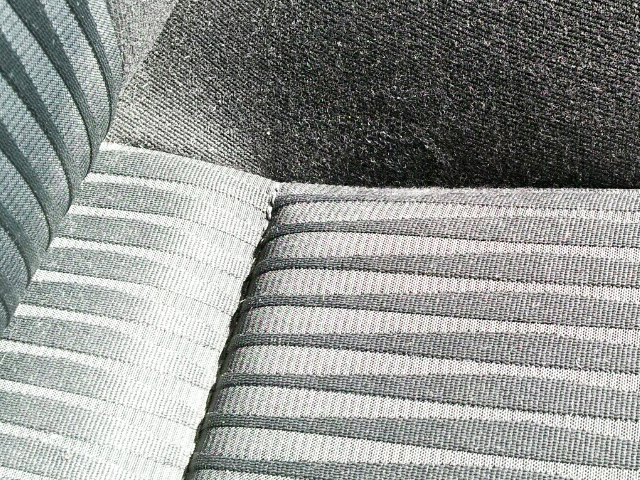 アウディ A4　布シート修復（タバコ穴）