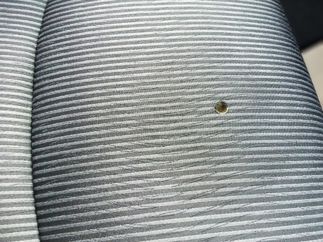 日産 フーガ　布シートのタバコ穴修復事例