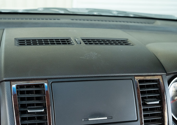 ダッシュボードの擦り傷修理