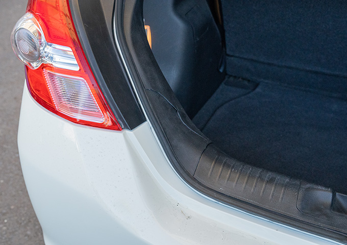 バックドアのプラスチック破損修理