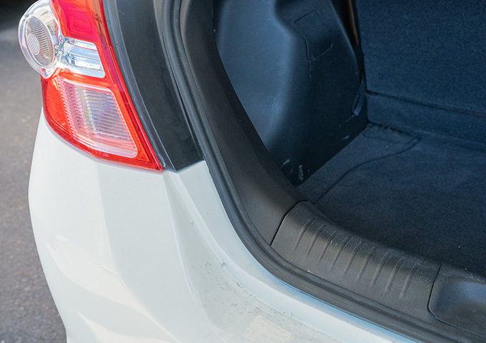 バックドアのプラスチック破損修理