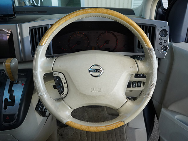 日産 エルグランドのステアリング破れ補修
