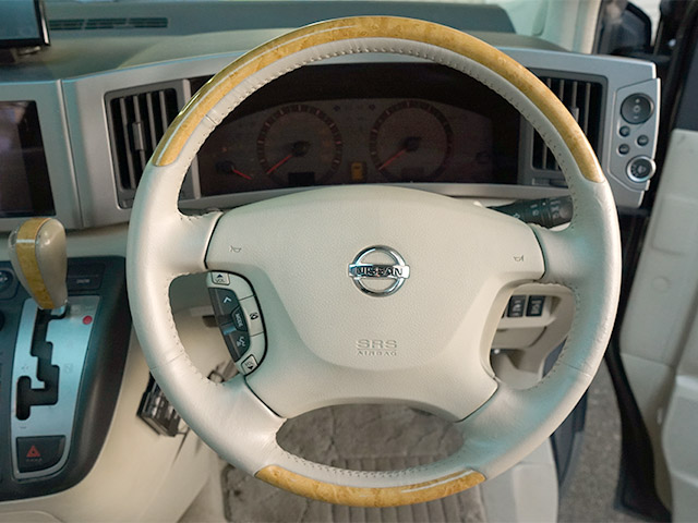 日産 エルグランドのステアリング破れ補修