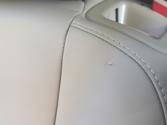 VOLVOレザーシート傷の修理