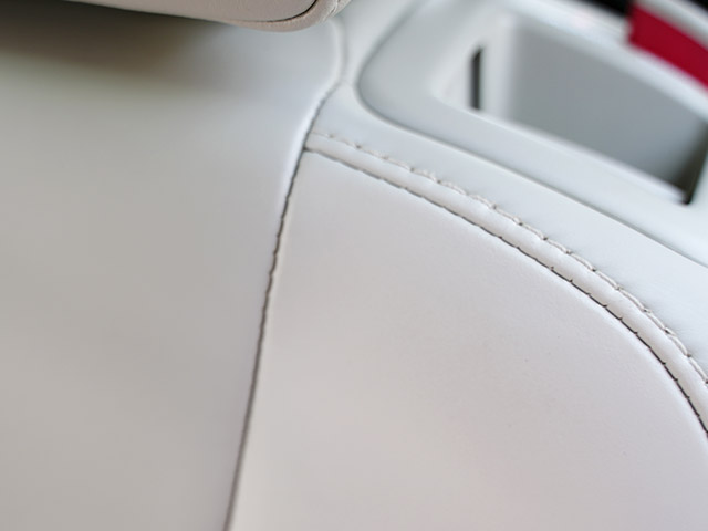 VOLVOレザーシート傷の修理