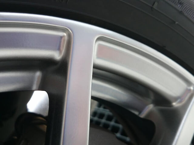 スバル トレジア装着　社外ハイパーシルバーのガリ傷修理