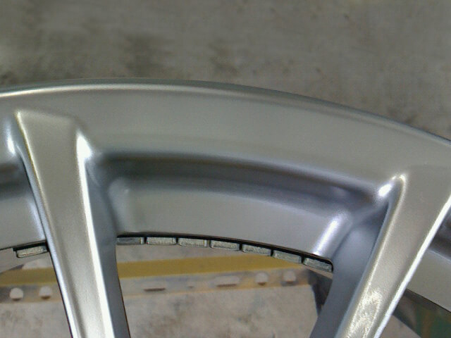 社外ハイパーシルバーホイールのガリ傷