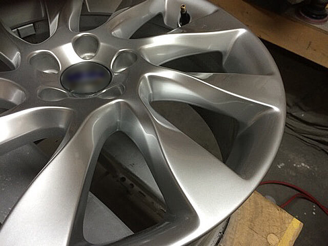 ボルボ純正ホイール　ハイパー塗装の修理例