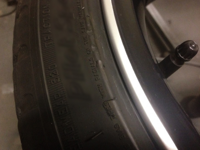 ボルボ V40純正ホイール　ポリッシュ　リムガリ傷