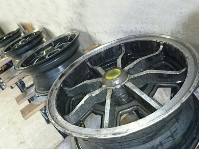 ロータス ヨーロッパ純正ガンメタのリム傷・カラーチェンジ