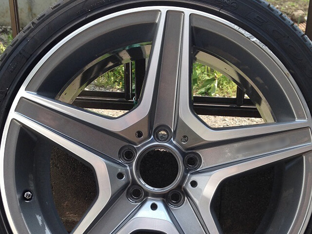 メルセデス・ベンツ純正ホイールのガリ傷施工