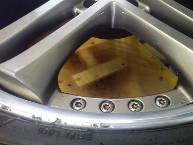 メルセデス・ベンツ W221型Sクラス　純正アルマイトのガリ傷