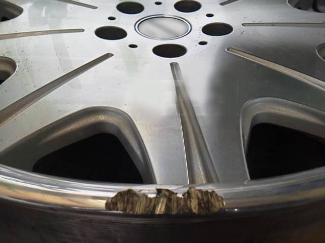 社外アルマイトホイールのえぐれ傷