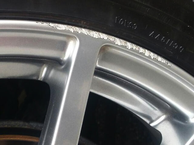 スバル トレジア装着　社外ハイパーシルバーのガリ傷修理