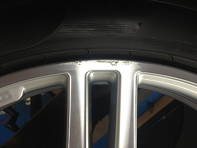 メルセデス・ベンツ E350純正ホイールのガリ傷施工事例