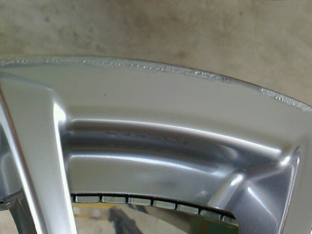 社外ハイパーシルバーホイールのガリ傷