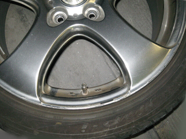 社外ガンメタハイパーシルバーホイールのキズ修理事例