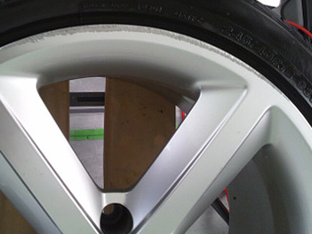 アウディ純正ハイパーシルバーのリム傷修理