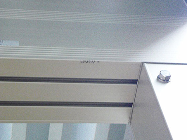 引き戸のアルミ製レール｜修理事例