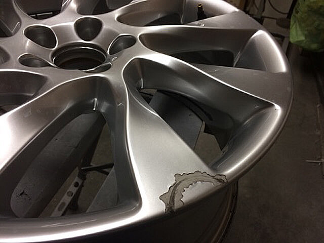 ボルボ純正ホイール　ハイパー塗装の修理例