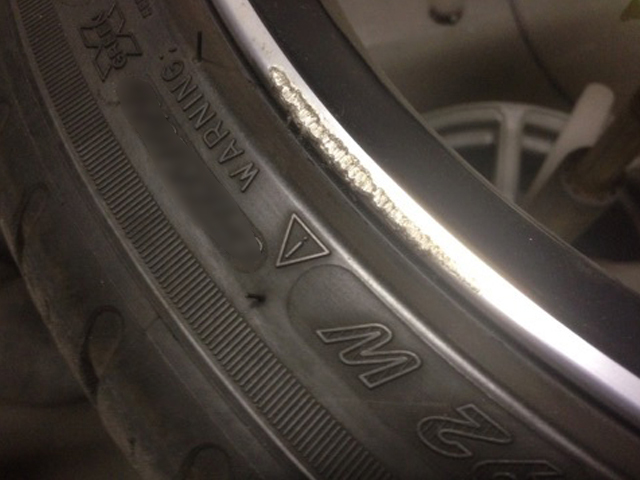 ボルボ V40純正ホイール　ポリッシュ　リムガリ傷
