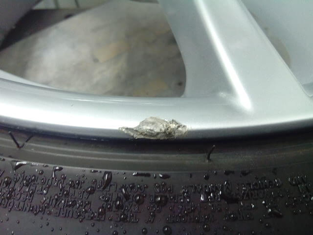 BMW F31型 320d ツーリングMスポーツ純正ホイール修理