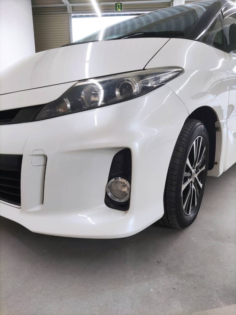 トヨタエスティマフロントバンパーの下部擦り傷修理事例