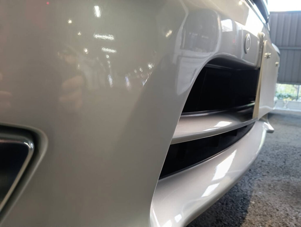 日産セレナのフロントバンパー擦り傷修理事例