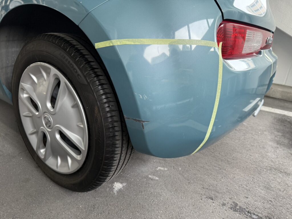 日産キューブリアバンパー擦り傷修理の事例
