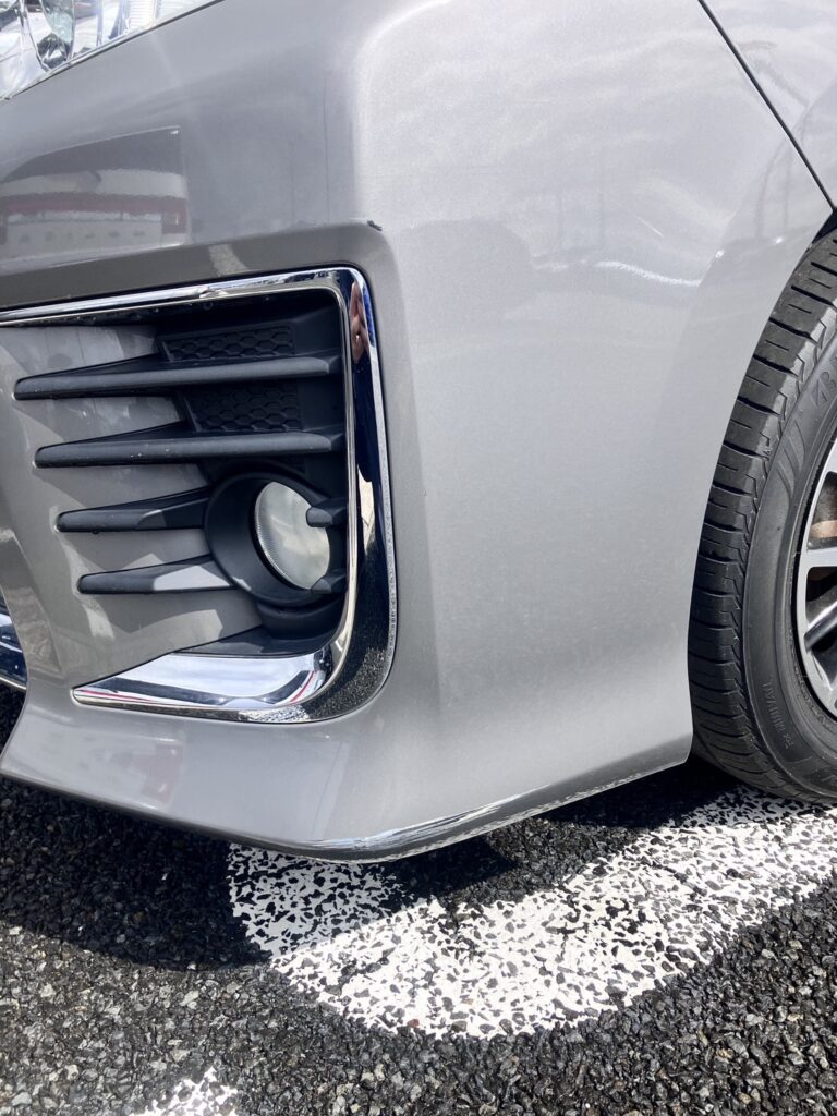 トヨタのヴォクシーフロントバンパー擦り傷修理事例