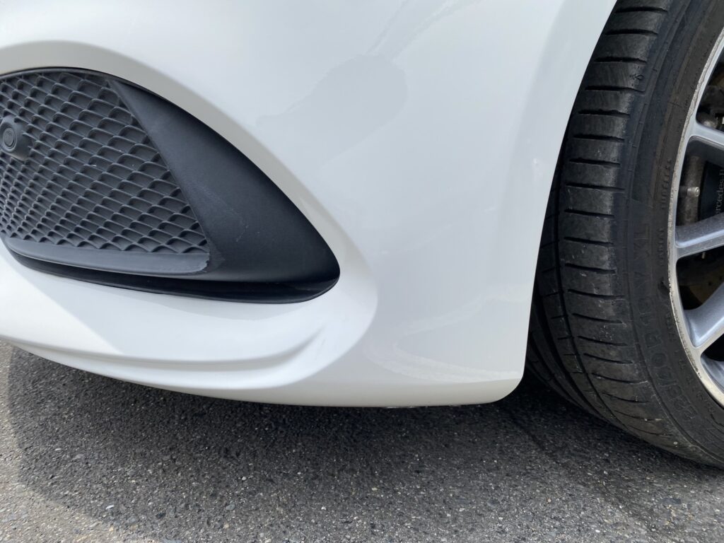 メルセデスベンツcla180のフロントバンパー擦り傷修理の事例
