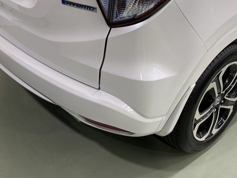 ホンダのヴェゼルリアバンパー再施工の修理の事例