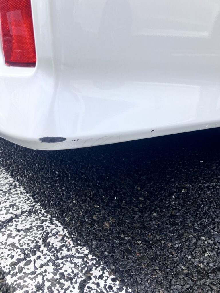 トヨタヴェルファイアのリアバンパー擦り傷修理事例