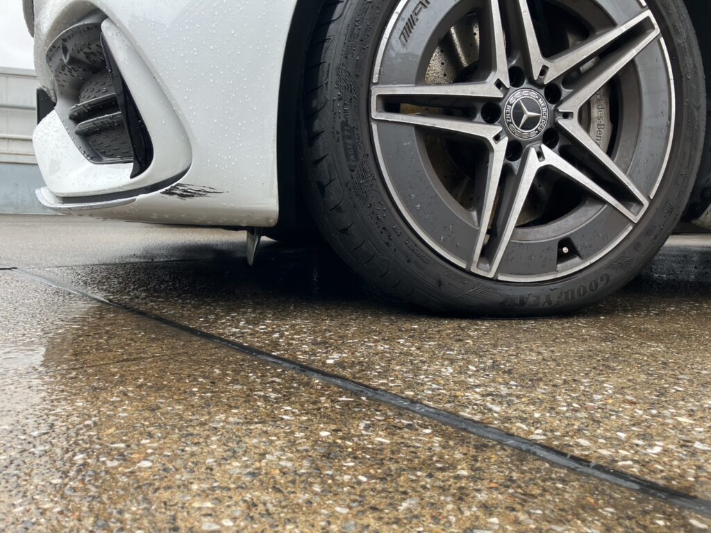 メルセデスベンツフロントバンパー 擦り傷の修理事例