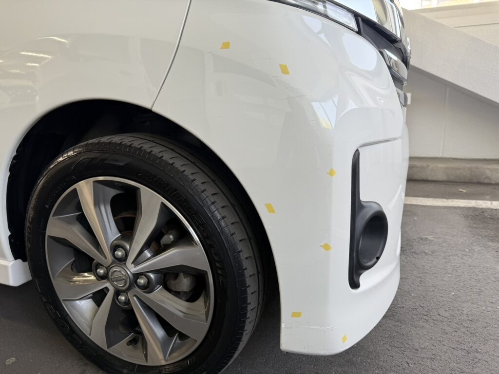 日産 デイズルークス フロントバンパー 擦り傷修理の事例