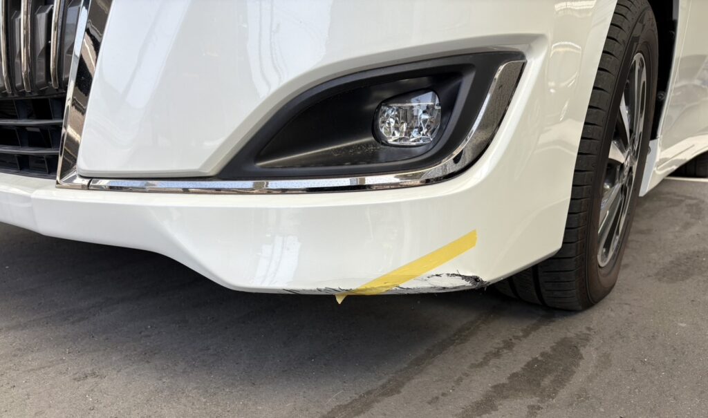 トヨタエスクァイア フロントバンパー擦り傷修理の事例