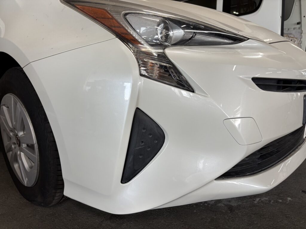 トヨタのプリウスフロントバンパー擦り傷修理の事例
